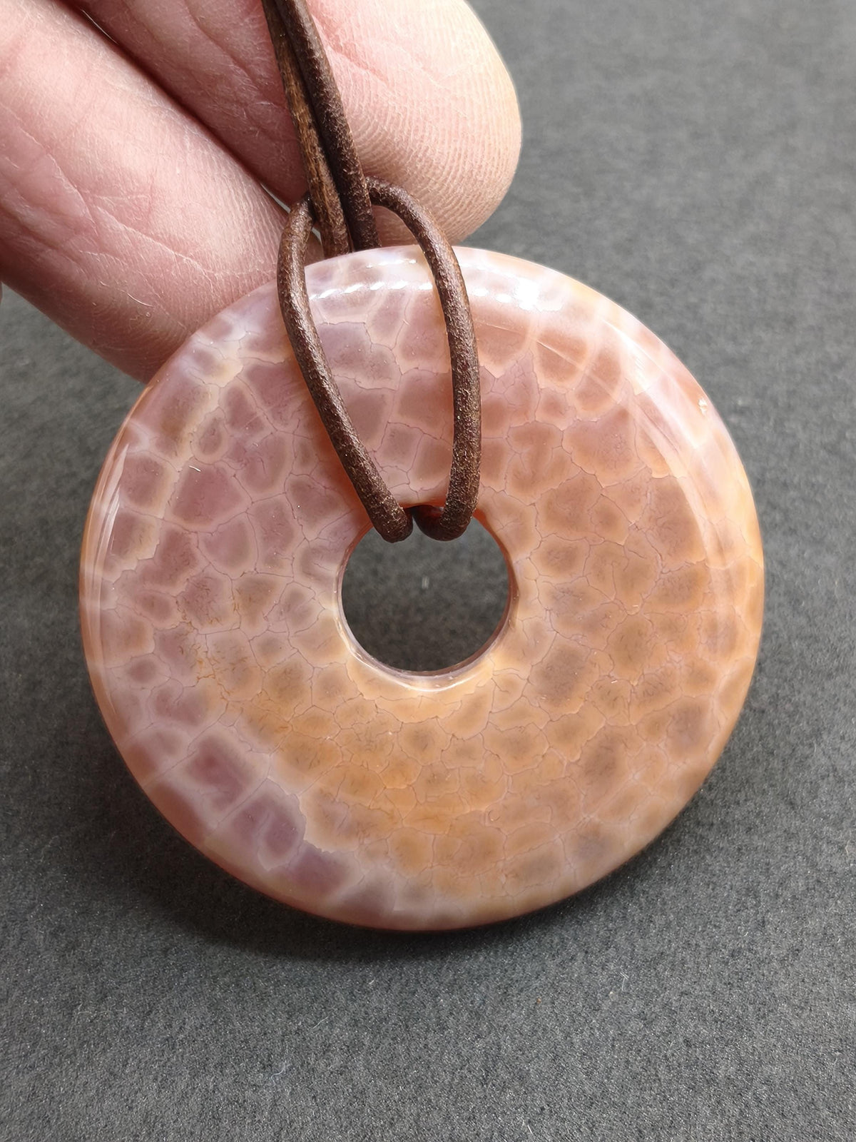 Agate de feu ~ Donut 40mm Collier en pierre précieuse rouge naturel HIPPIE GOA Bohème Pierre de guérison Cristaux Bijoux Pendentif Homme Femme Enfant Cadeau Lui Elle
