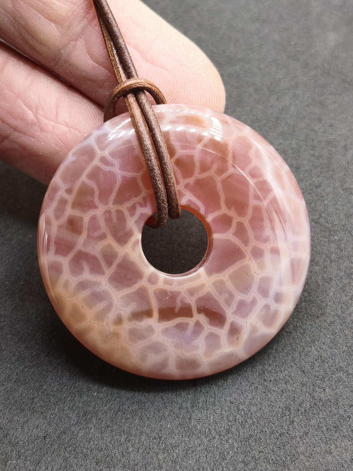 Agate de feu ~ Donut 40mm Collier en pierre précieuse rouge naturel HIPPIE GOA Bohème Pierre de guérison Cristaux Bijoux Pendentif Homme Femme Enfant Cadeau Lui Elle