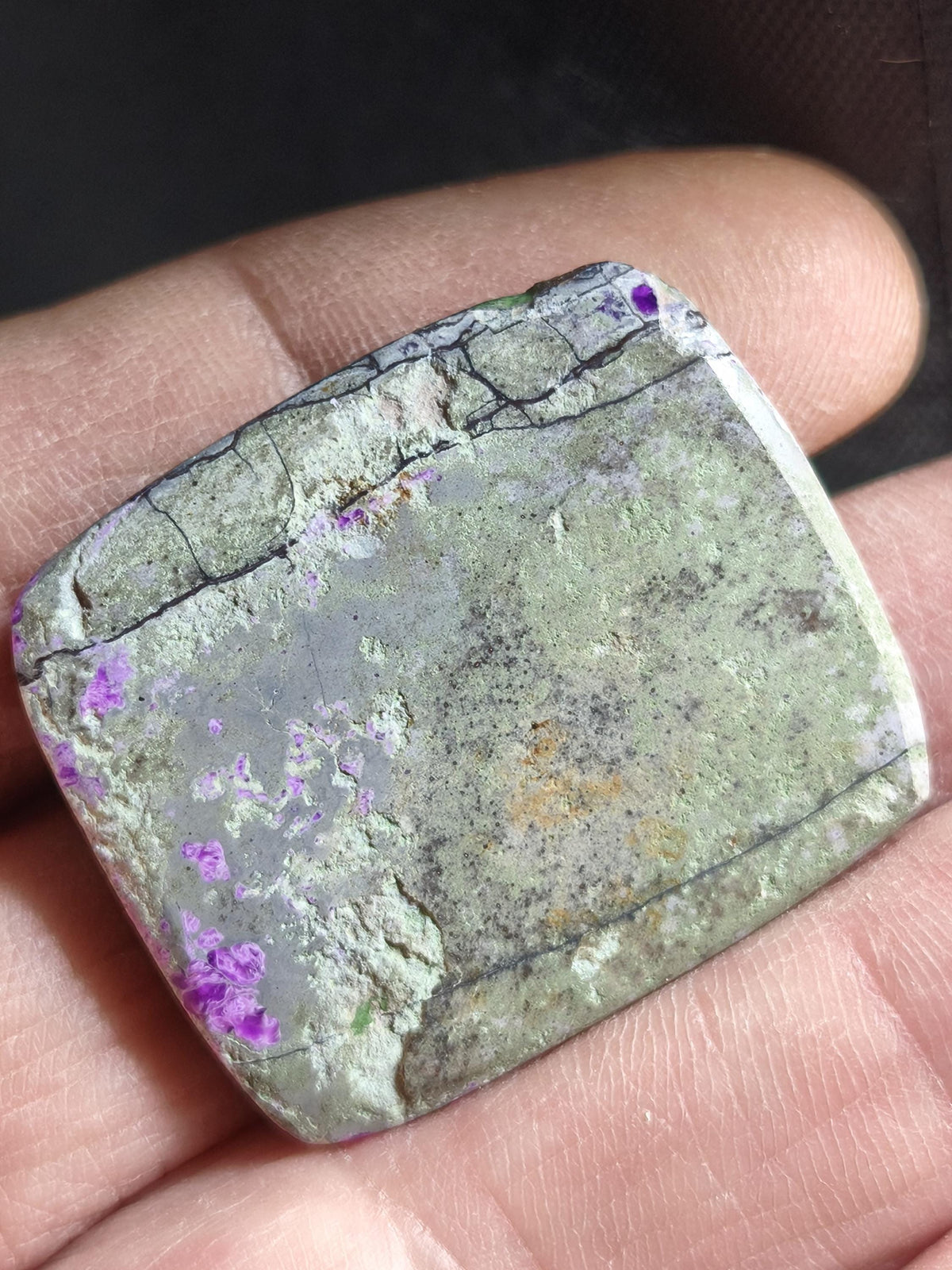 Sugilite 100% naturel, cabochon de sugilite, minéral de collection, haute qualité, placement financier, investissement, pierre de guérison, rareté, pièce unique, thérapie, énergie