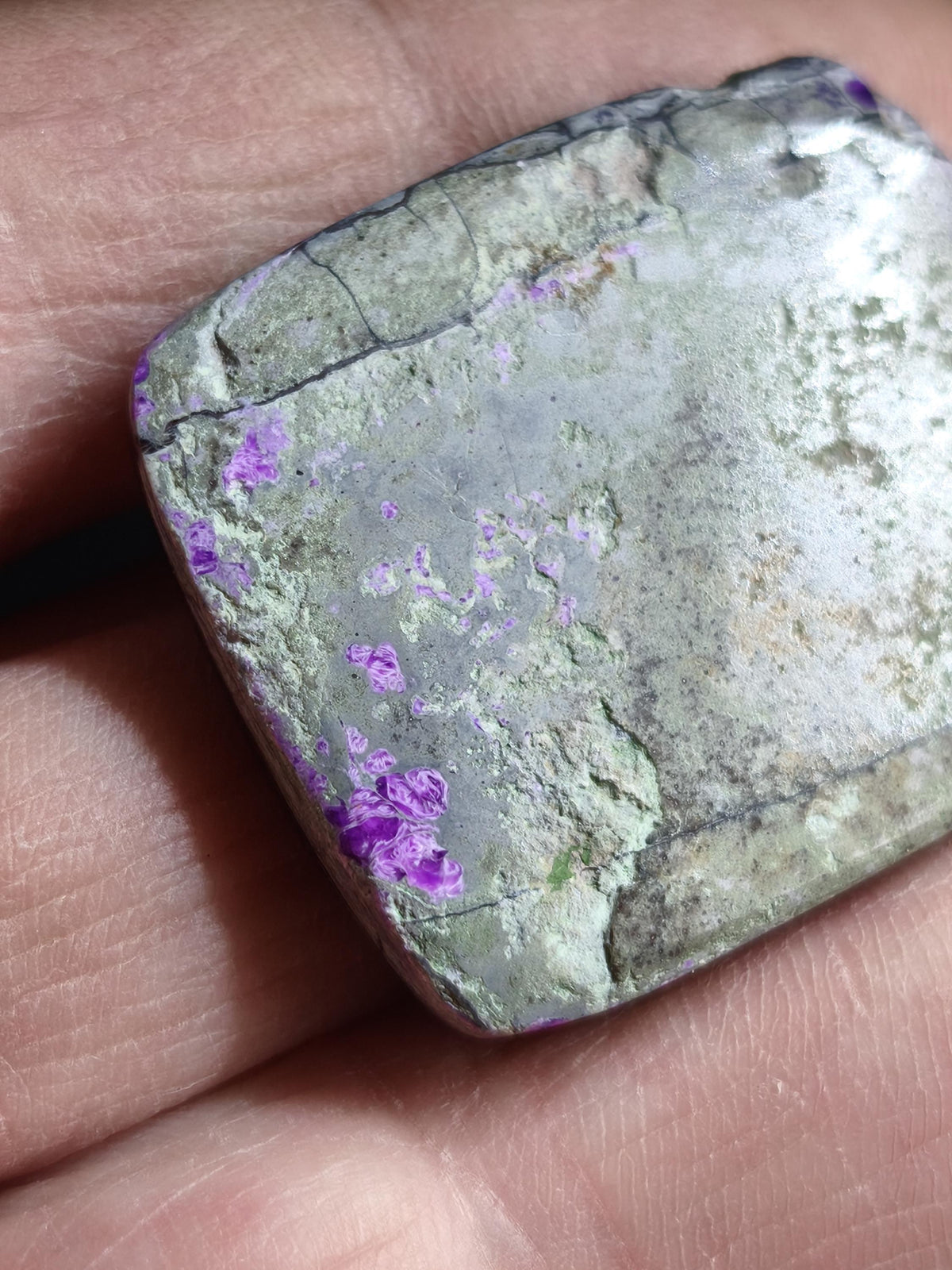 Sugilite 100% naturel, cabochon de sugilite, minéral de collection, haute qualité, placement financier, investissement, pierre de guérison, rareté, pièce unique, thérapie, énergie