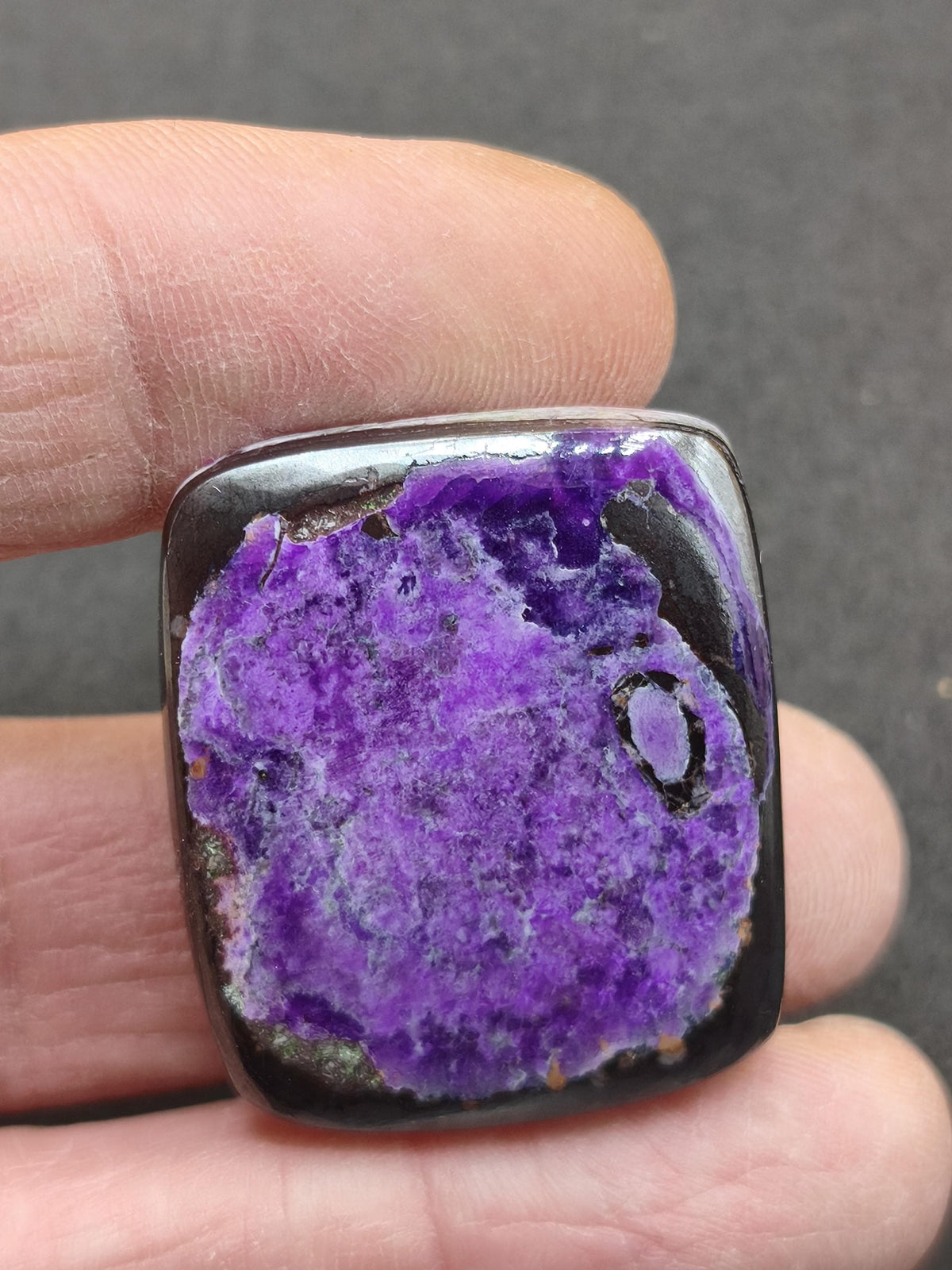 Sugilite 100% naturel, cabochon de sugilite, minéral de collection, haute qualité, placement financier, investissement, pierre de guérison, rareté, pièce unique, thérapie, énergie
