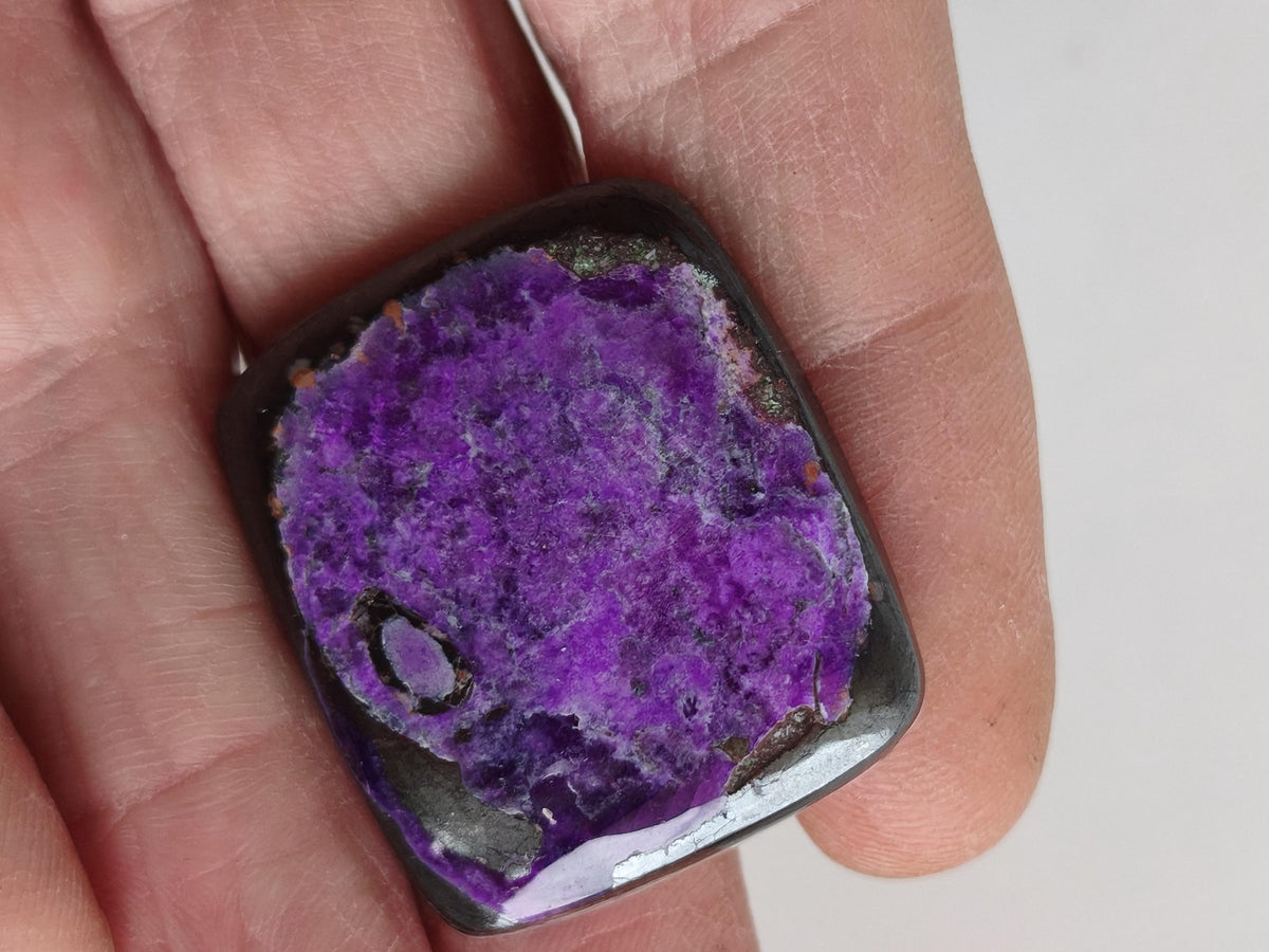 Sugilite 100% naturel, cabochon de sugilite, minéral de collection, haute qualité, placement financier, investissement, pierre de guérison, rareté, pièce unique, thérapie, énergie