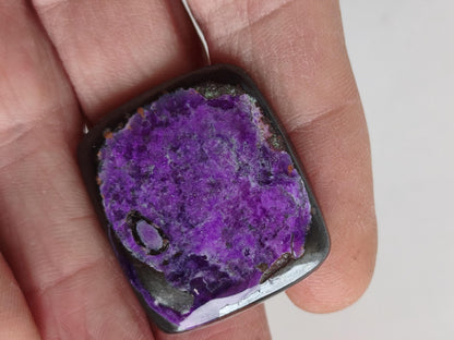 Sugilite 100% naturel, cabochon de sugilite, minéral de collection, haute qualité, placement financier, investissement, pierre de guérison, rareté, pièce unique, thérapie, énergie