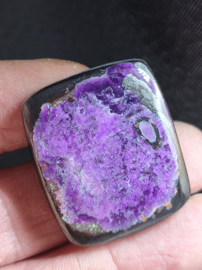 Sugilite 100% naturel, cabochon de sugilite, minéral de collection, haute qualité, placement financier, investissement, pierre de guérison, rareté, pièce unique, thérapie, énergie
