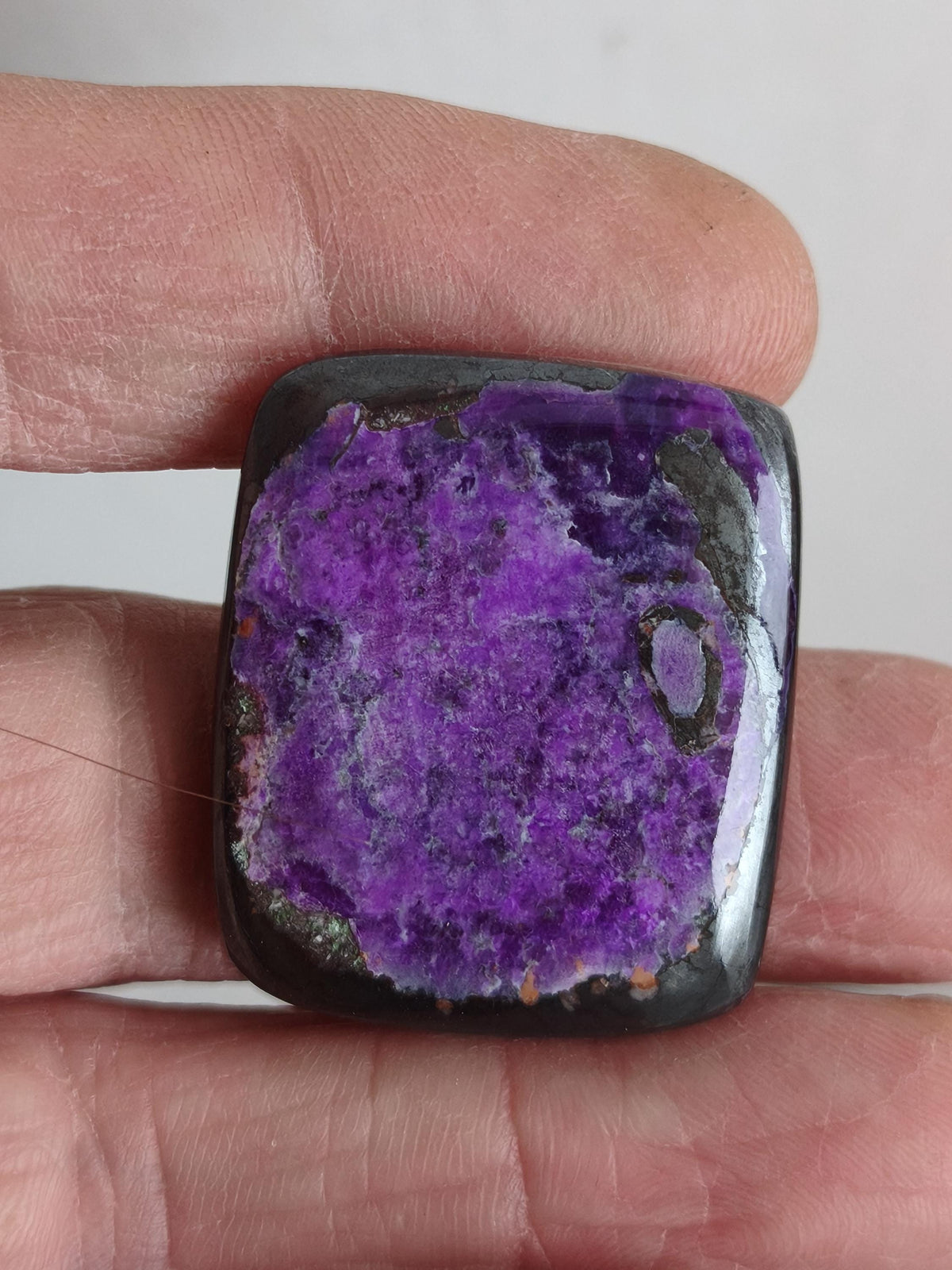 Sugilite 100% naturel, cabochon de sugilite, minéral de collection, haute qualité, placement financier, investissement, pierre de guérison, rareté, pièce unique, thérapie, énergie