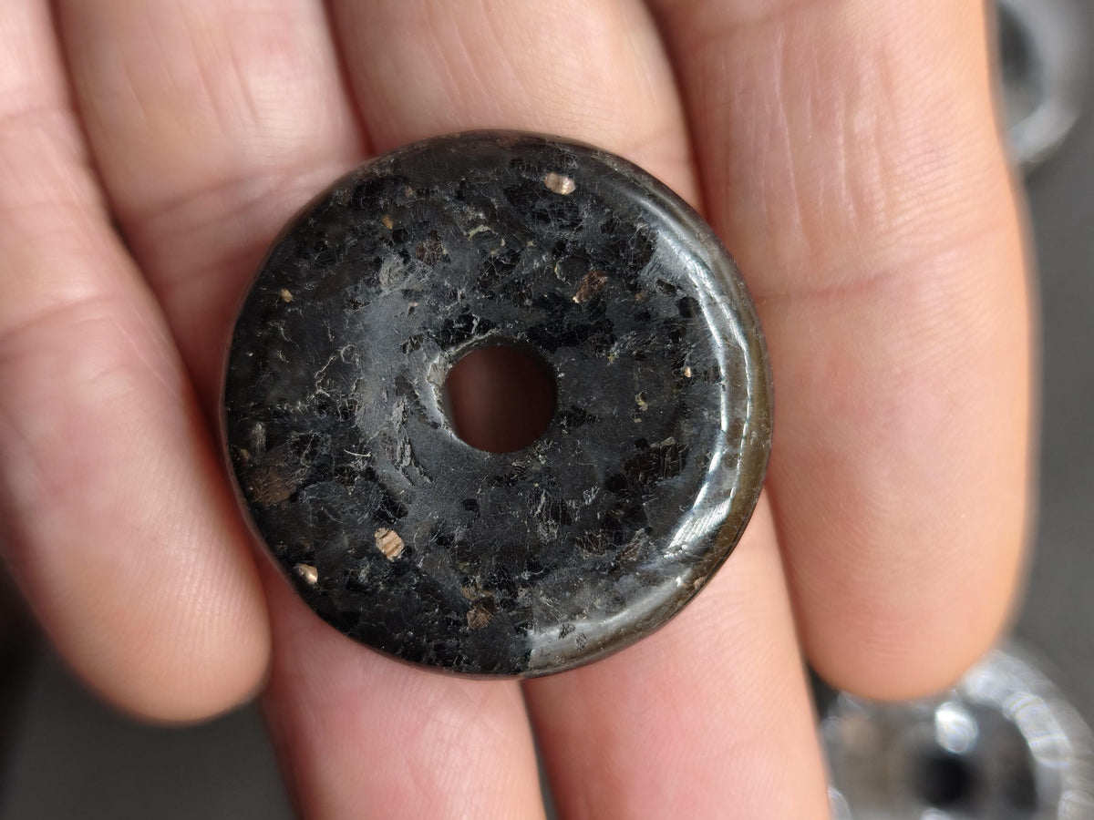 Nuummite Kette 30mm Edelstein Donut Anhänger Rarität schwarz gold Schutz Natur Heilstein Natur  Mann Frau Er Sie Freundin Geschenk Qualität
