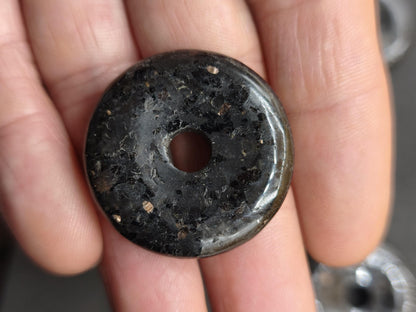 Nuummite Kette 30mm Edelstein Donut Anhänger Rarität schwarz gold Schutz Natur Heilstein Natur  Mann Frau Er Sie Freundin Geschenk Qualität