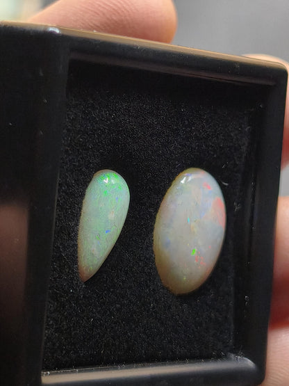 2x Opal Winton AAA bunt Regenbogen Sammlerstein Mineralien Kristalle Cabochon natürlich Heilstein Rarität Muster Australien