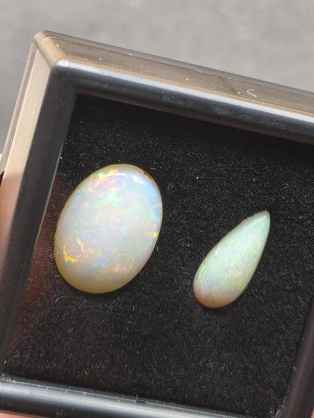 2x Opal Winton AAA bunt Regenbogen Sammlerstein Mineralien Kristalle Cabochon natürlich Heilstein Rarität Muster Australien