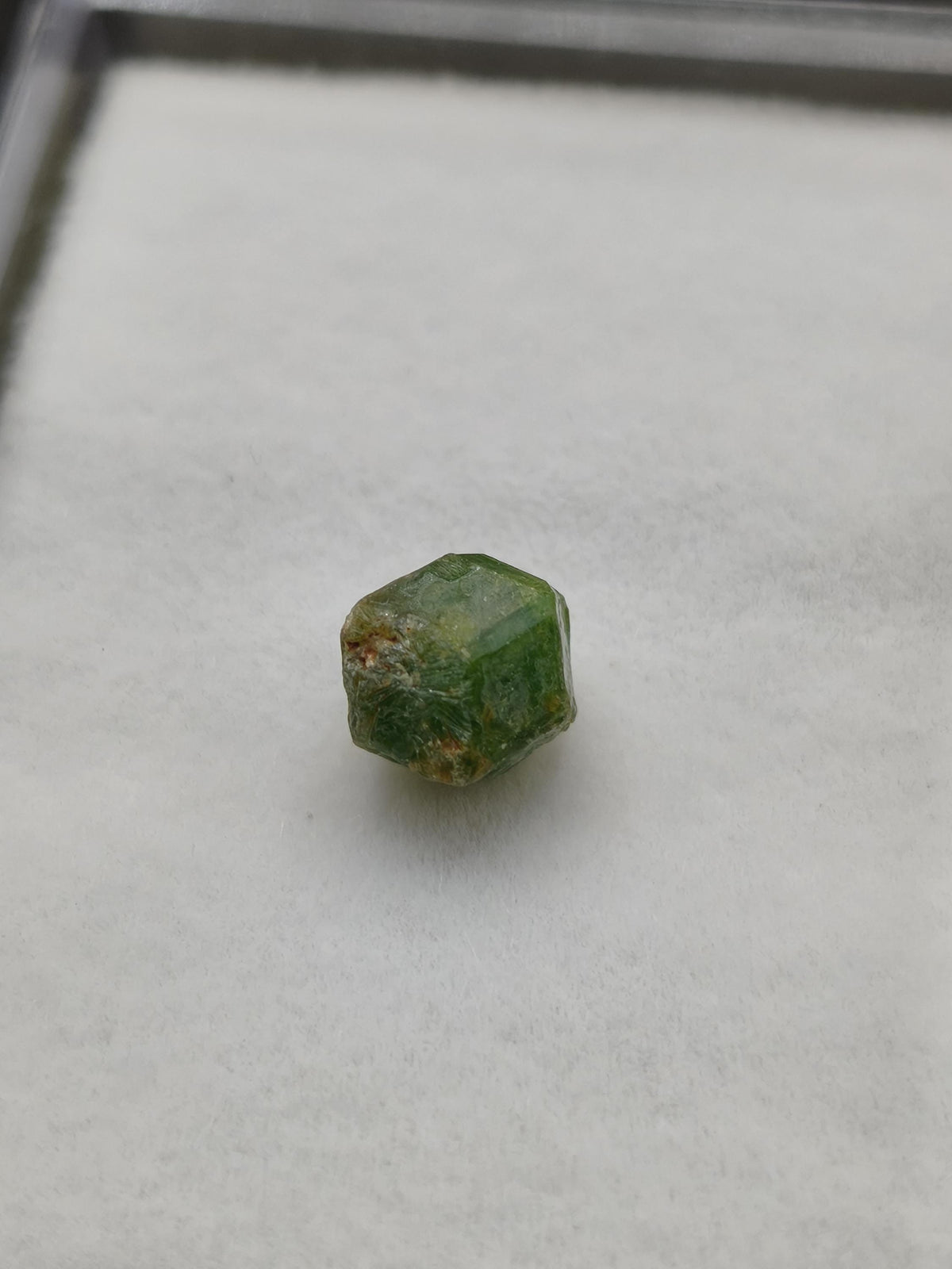 Tsavorit Roh Kristall Sammlerstein Mineralien Tansania grün natürlich Heilstein Rarität klar schimmer