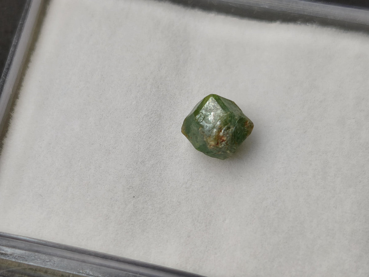 Tsavorit Roh Kristall Sammlerstein Mineralien Tansania grün natürlich Heilstein Rarität klar schimmer