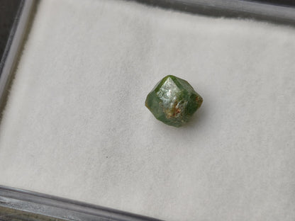 Tsavorit Roh Kristall Sammlerstein Mineralien Tansania grün natürlich Heilstein Rarität klar schimmer