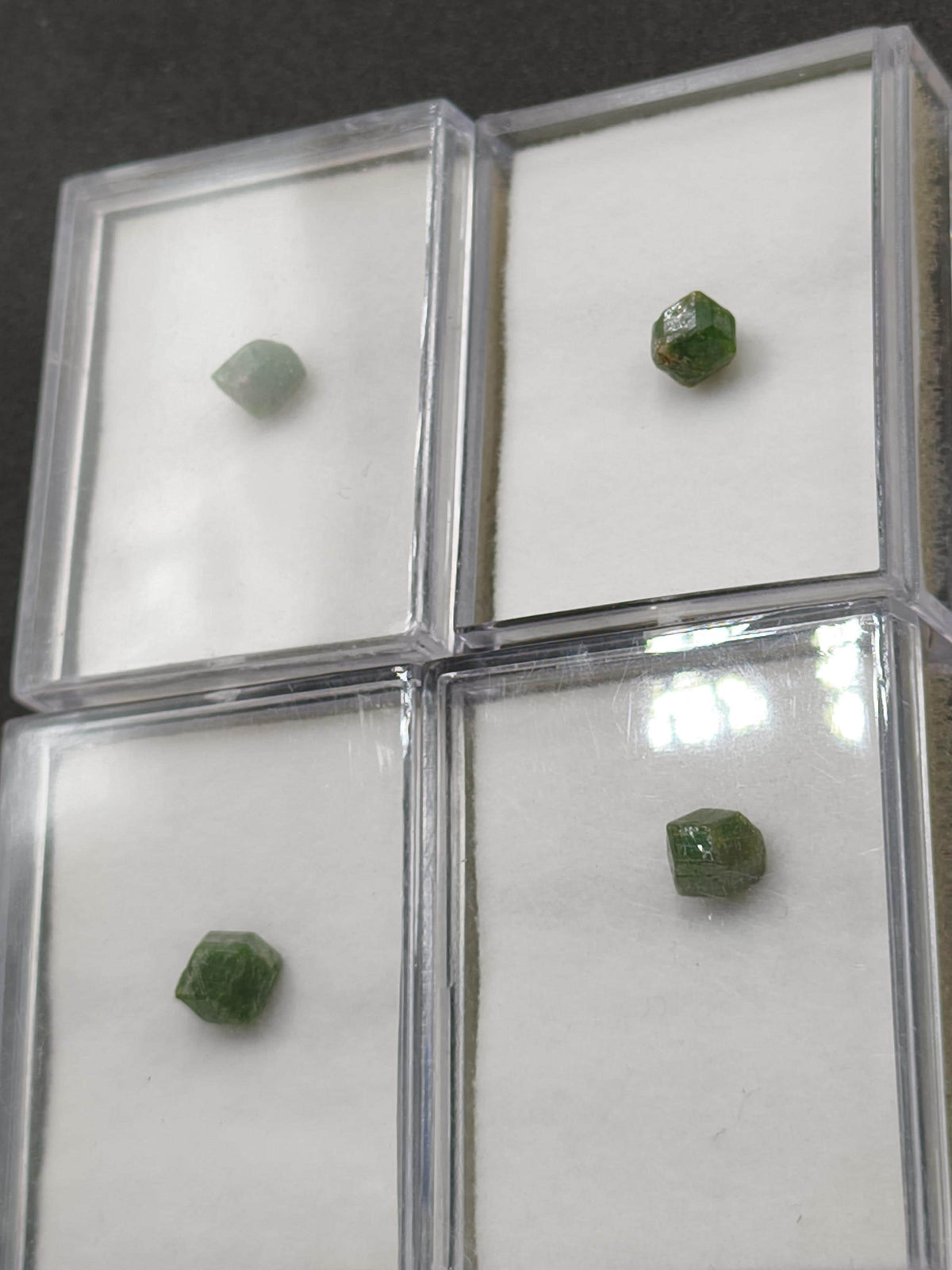 Tsavorit Roh Kristall Sammlerstein Mineralien Tansania grün natürlich Heilstein Rarität klar schimmer