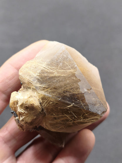 Rutilquarz gold roh Sammler Stufe Pyramide Kristall Rarität ~ Edelstein Deko Heilstein Mineral Kollektion Energie Natur besonders Geschenk