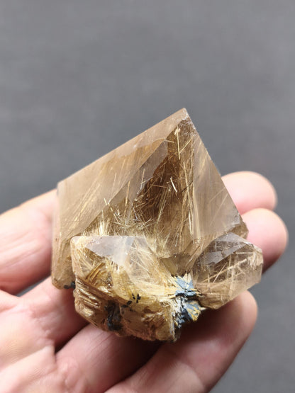 Rutilquarz gold roh Sammler Stufe Pyramide Kristall Rarität ~ Edelstein Deko Heilstein Mineral Kollektion Energie Natur besonders Geschenk