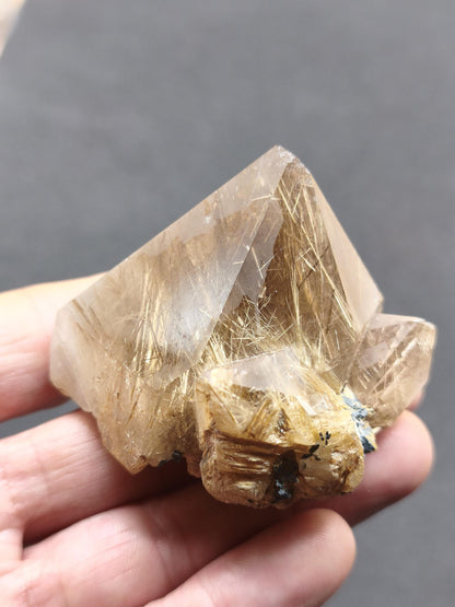 Rutilquarz gold roh Sammler Stufe Pyramide Kristall Rarität ~ Edelstein Deko Heilstein Mineral Kollektion Energie Natur besonders Geschenk