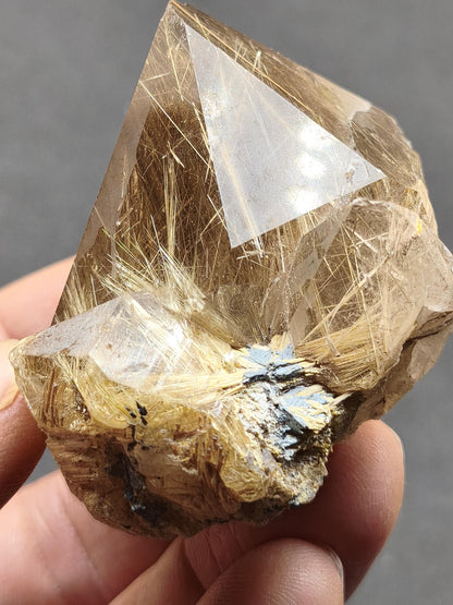 Rutilquarz gold roh Sammler Stufe Pyramide Kristall Rarität ~ Edelstein Deko Heilstein Mineral Kollektion Energie Natur besonders Geschenk