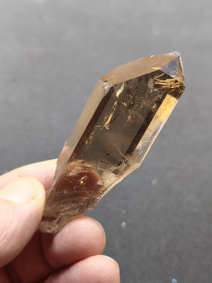 Rauchquarz mit Rutil gold roh Sammler Stufe Kristall Rarität ~ Edelstein Deko Heilstein Mineral Kollektion Energie Natur