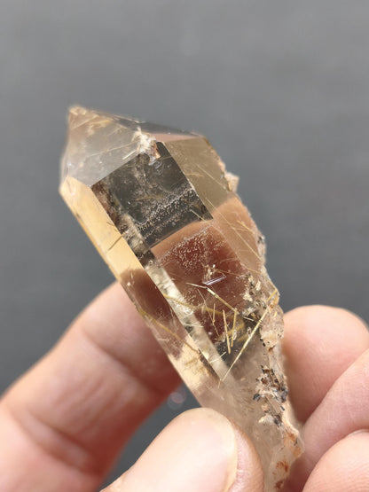 Rauchquarz mit Rutil gold roh Sammler Stufe Kristall Rarität ~ Edelstein Deko Heilstein Mineral Kollektion Energie Natur