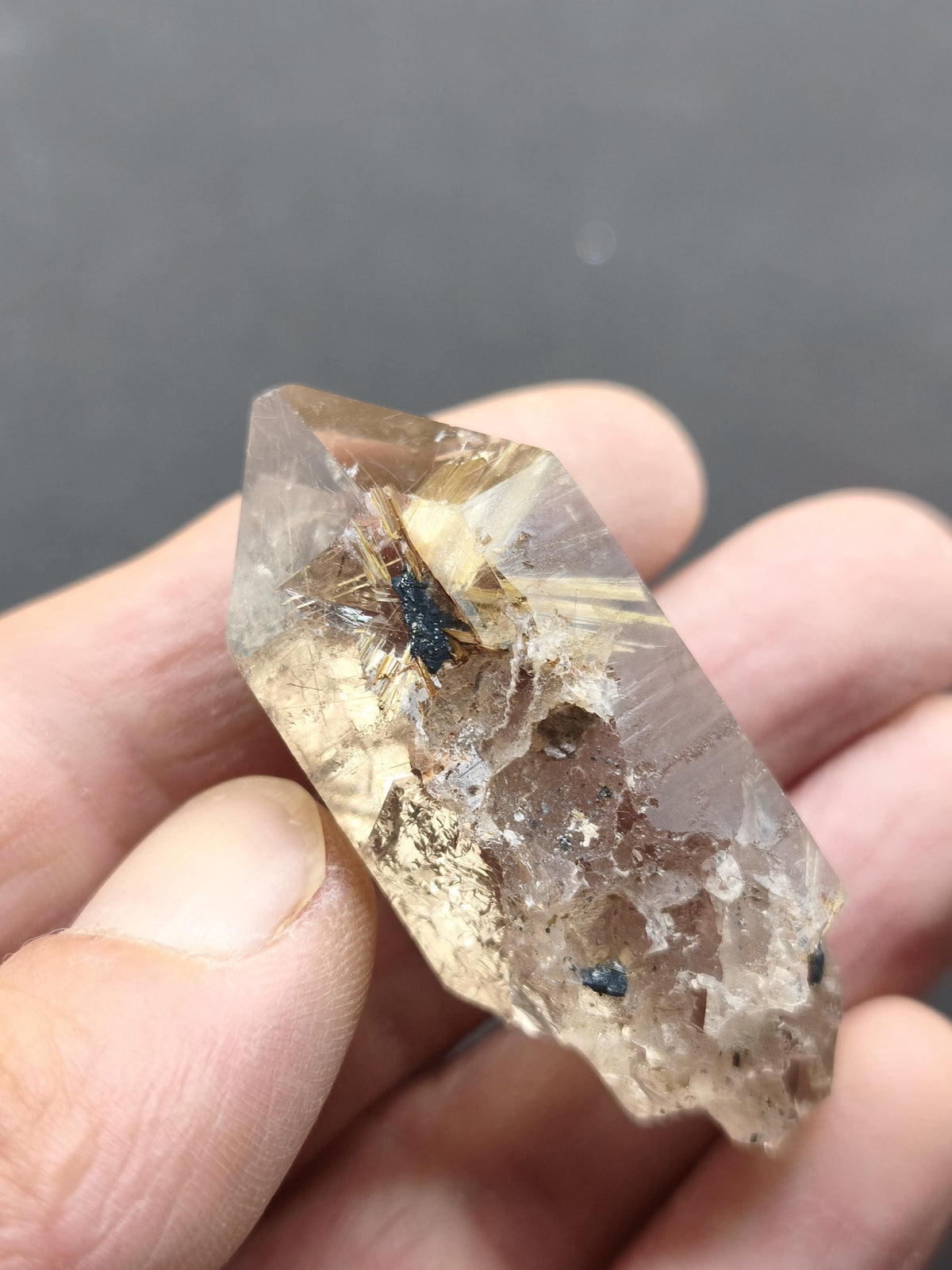 Rauchquarz mit Rutil gold roh Sammler Stufe Kristall Rarität ~ Edelstein Deko Heilstein Mineral Kollektion Energie Natur
