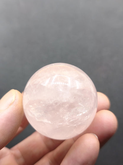 Sternrosenquarz Kugel 40 mm | Rosenquarz mit Regenbogenschimmer & Sterneffekt | Star Rose Quartz | Asterismus Sammler Kugel Kristall Mineral