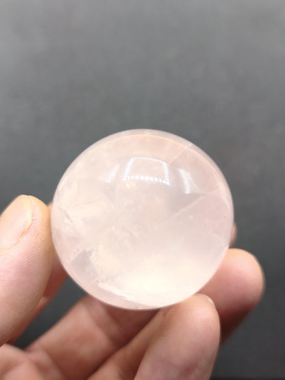 Sternrosenquarz Kugel 40 mm | Rosenquarz mit Regenbogenschimmer & Sterneffekt | Star Rose Quartz | Asterismus Sammler Kugel Kristall Mineral