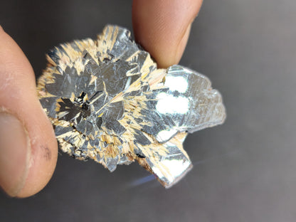 Rutil Hämatit Kristall Stufe 42 mm Brasilien AAA | Goldene Rutilsterne auf schwarzem Hämatit | Natürliche Edelsteine Sammler Mineralien Deko