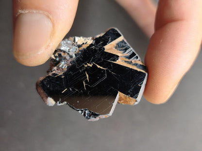 Rutil Hämatit Kristall Stufe 35 mm Brasilien AAA | Goldene Rutilsterne auf schwarzem Hämatit | Natürliche Edelsteine Sammler Mineralien Deko