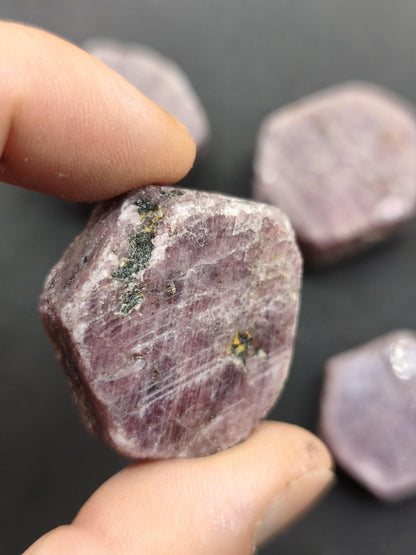 Rubin Rohkristall aus Tansania 27–32 mm Natürlicher rosa Rubinkristall  Sechseckiger Korund Sammlermineral Kristallle Mineralien Geschenk