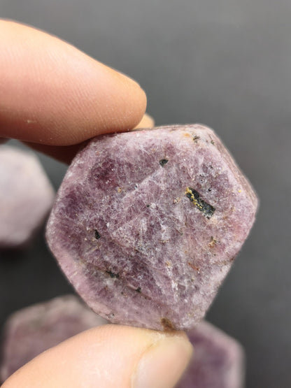 Rubin Rohkristall aus Tansania 27–32 mm Natürlicher rosa Rubinkristall  Sechseckiger Korund Sammlermineral Kristallle Mineralien Geschenk