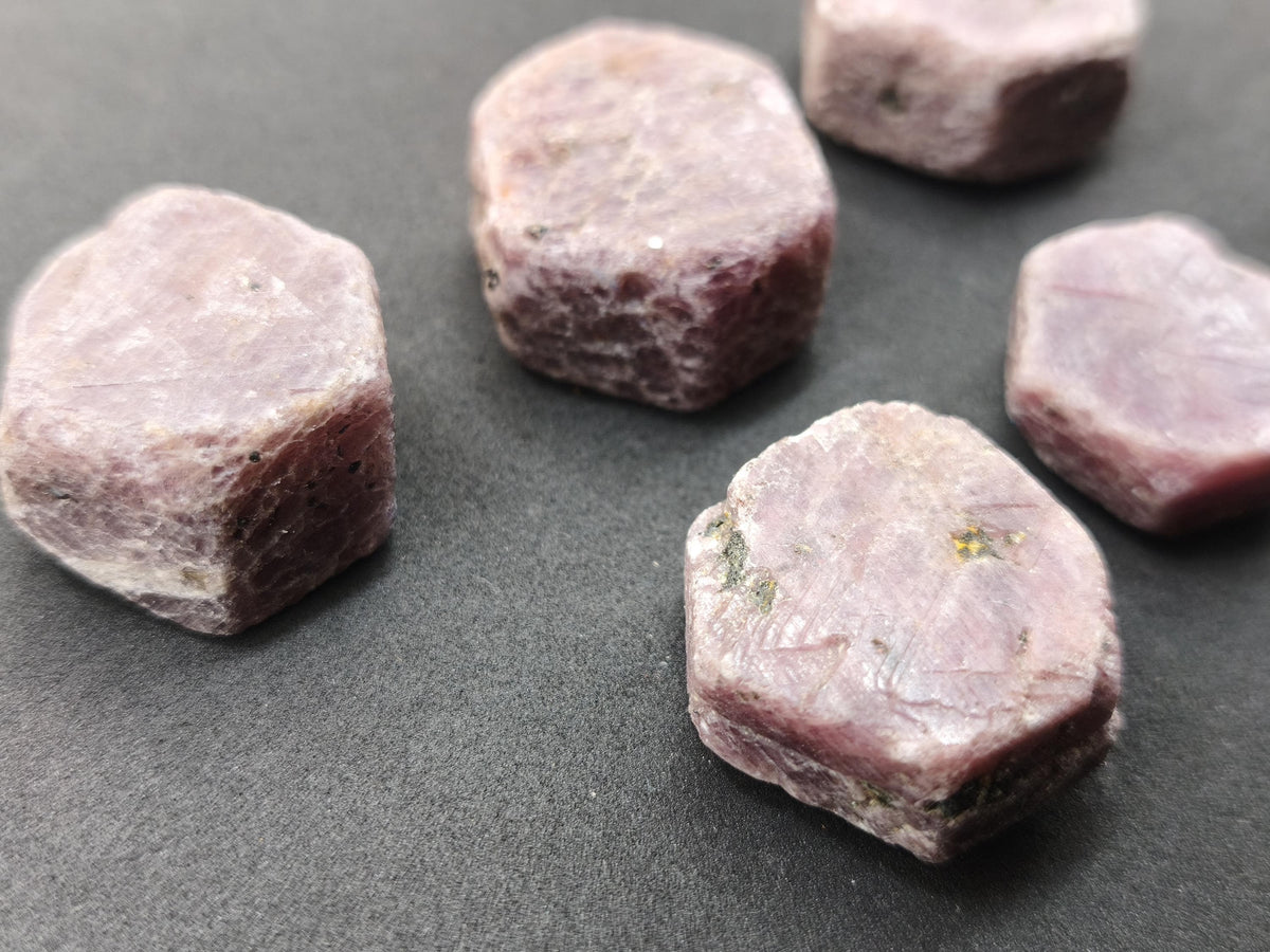 Rubin Rohkristall aus Tansania 27–32 mm Natürlicher rosa Rubinkristall  Sechseckiger Korund Sammlermineral Kristallle Mineralien Geschenk