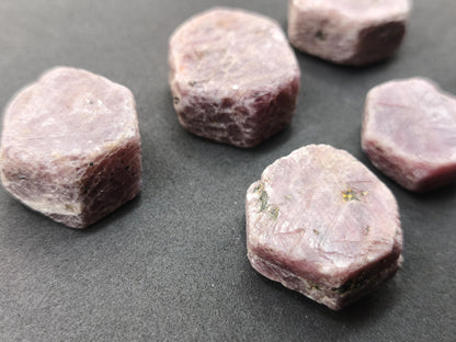Rubin Rohkristall aus Tansania 27–32 mm Natürlicher rosa Rubinkristall  Sechseckiger Korund Sammlermineral Kristallle Mineralien Geschenk