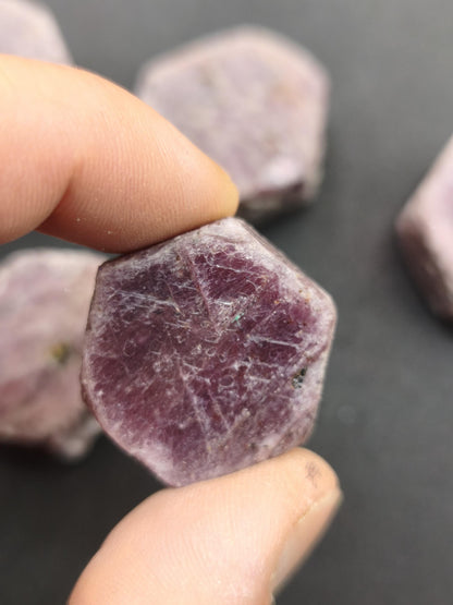 Rubin Rohkristall aus Tansania 27–32 mm Natürlicher rosa Rubinkristall  Sechseckiger Korund Sammlermineral Kristallle Mineralien Geschenk