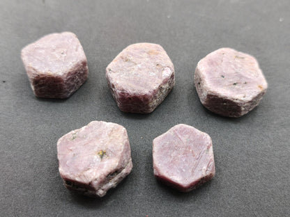 Rubin Rohkristall aus Tansania 27–32 mm Natürlicher rosa Rubinkristall  Sechseckiger Korund Sammlermineral Kristallle Mineralien Geschenk