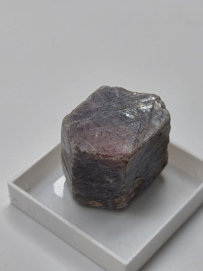 Rubin Saphir Rohkristall aus Tansania 20 mm | Natürlicher violettroter Korund | Sechseckiger Edelstein Sammlermineral Kristalle Geschenk