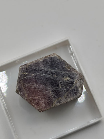 Rubin Saphir Rohkristall aus Tansania 20 mm | Natürlicher violettroter Korund | Sechseckiger Edelstein Sammlermineral Kristalle Geschenk