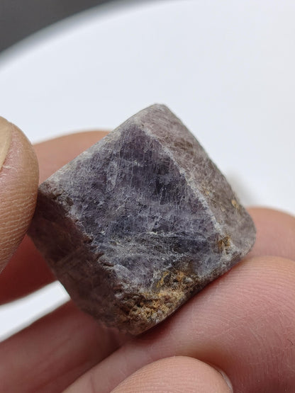 Rubin Saphir Rohkristall aus Tansania 20 mm | Natürlicher violettroter Korund | Sechseckiger Edelstein Sammlermineral Kristalle Geschenk