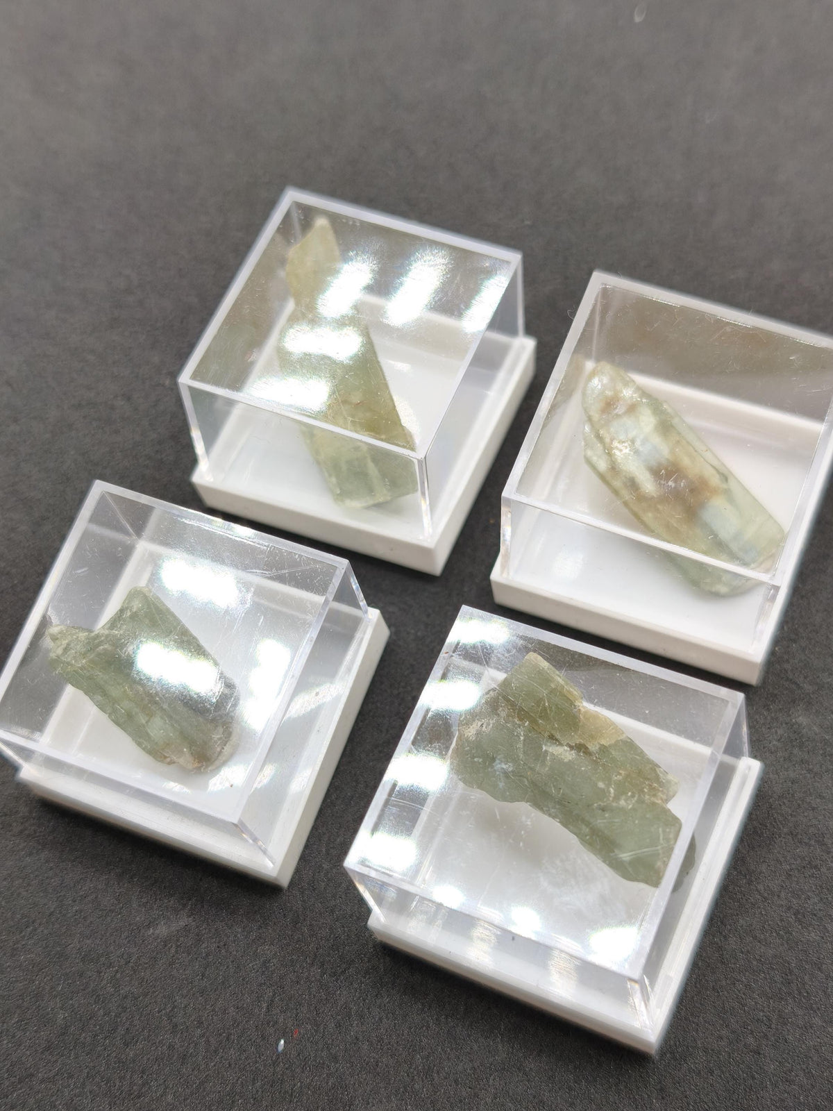 Grüner Cyanit Kristall 25–28 mm | Natürlicher Kyanit Rohstein | Disthen | Mineraliem Stufe Kristall Sammler roh Kristall Edelstein Deko