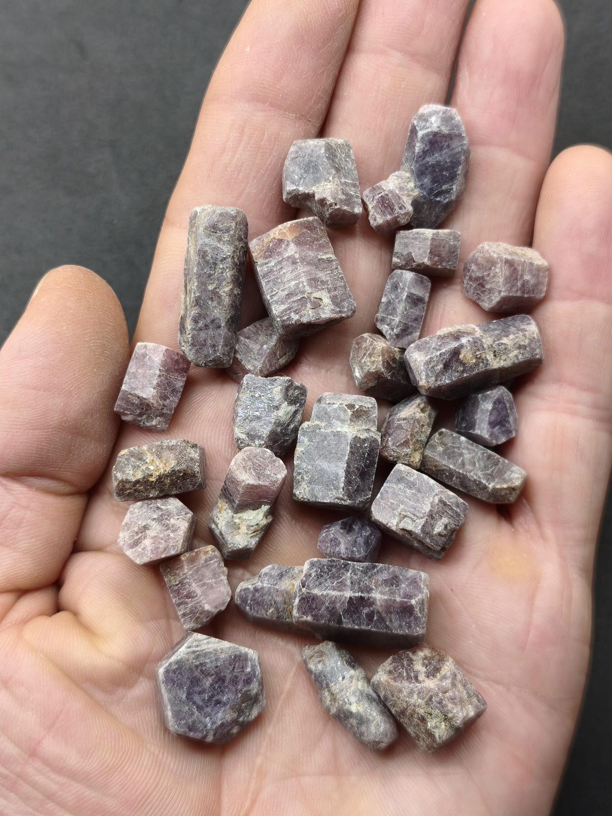 Rubin Rohkristalle aus Tansania Natürlicher Korund Sechseckige Kristalle | 5 g oder 10 g zur Wahl Korund Sammlermineral Kristallle Mineral