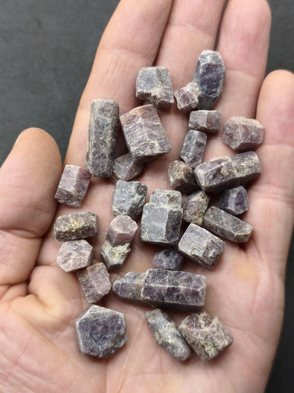 Rubin Rohkristalle aus Tansania Natürlicher Korund Sechseckige Kristalle | 5 g oder 10 g zur Wahl Korund Sammlermineral Kristallle Mineral