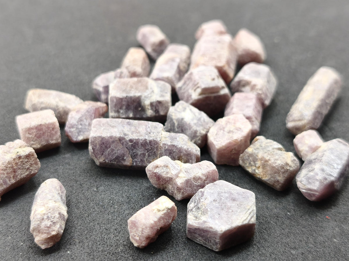 Rubin Rohkristalle aus Tansania Natürlicher Korund Sechseckige Kristalle | 5 g oder 10 g zur Wahl Korund Sammlermineral Kristallle Mineral