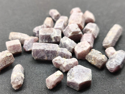 Rubin Rohkristalle aus Tansania Natürlicher Korund Sechseckige Kristalle | 5 g oder 10 g zur Wahl Korund Sammlermineral Kristallle Mineral