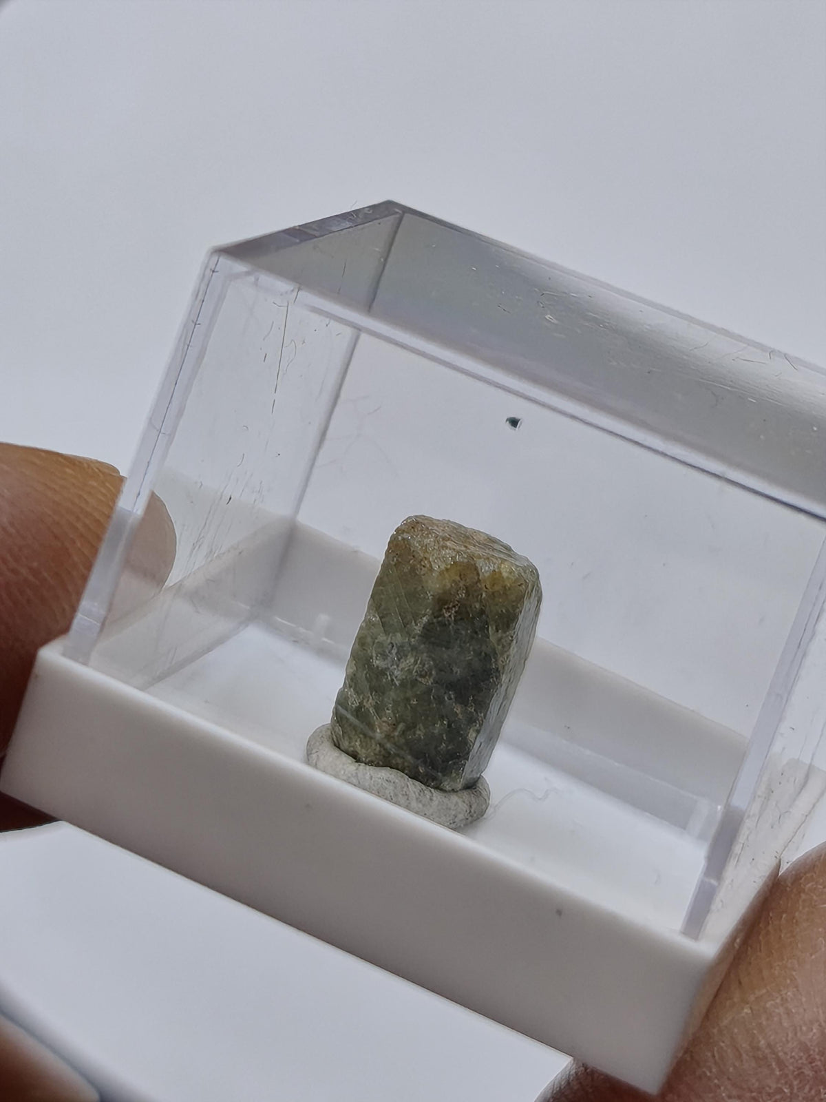 Grüner Saphir Rohkristall 7,5 ct | Natürlicher Korund Kristall Grüner Edelstein | Sammlermineral Unikat Sechseckiger Edelstein Rarität