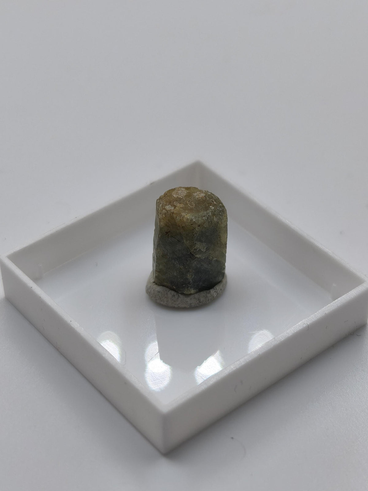 Grüner Saphir Rohkristall 7,5 ct | Natürlicher Korund Kristall Grüner Edelstein | Sammlermineral Unikat Sechseckiger Edelstein Rarität
