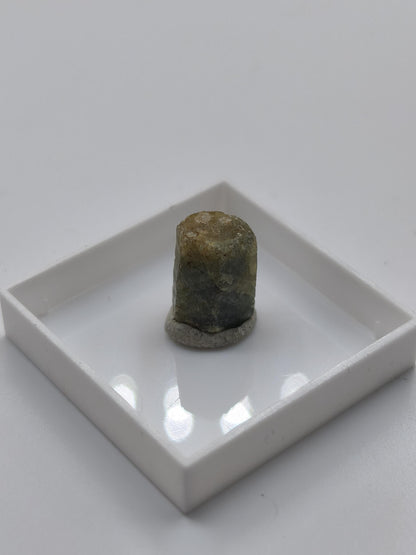 Grüner Saphir Rohkristall 7,5 ct | Natürlicher Korund Kristall Grüner Edelstein | Sammlermineral Unikat Sechseckiger Edelstein Rarität