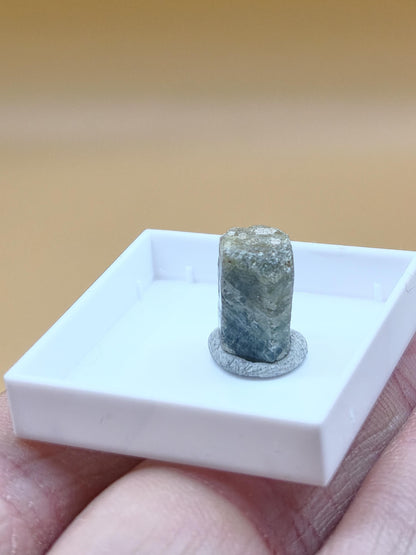 Grüner Saphir Rohkristall 7,5 ct | Natürlicher Korund Kristall Grüner Edelstein | Sammlermineral Unikat Sechseckiger Edelstein Rarität