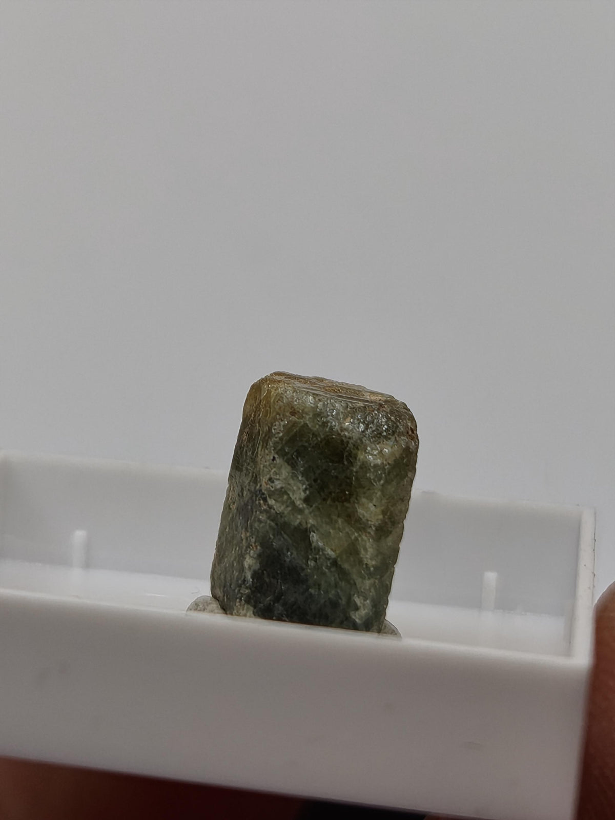 Grüner Saphir Rohkristall 7,5 ct | Natürlicher Korund Kristall Grüner Edelstein | Sammlermineral Unikat Sechseckiger Edelstein Rarität