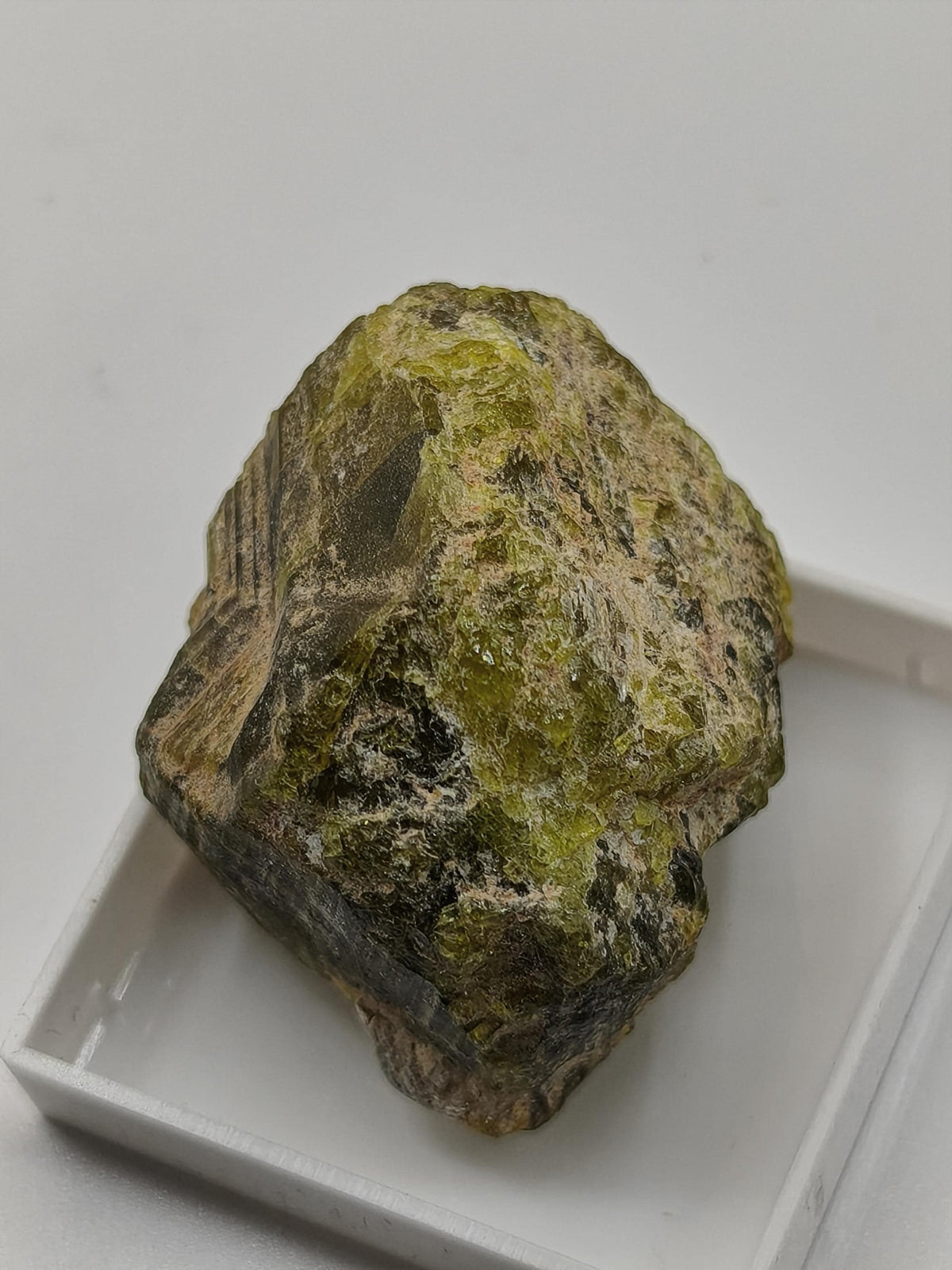Grüner Beryll Rohkristall 30 mm | Olivgrüner Naturkristall | Seltenes Sammlermineral | Unikat Naturmineral Sammlerstück Selten Kristall