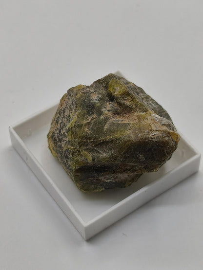 Grüner Beryll Rohkristall 30 mm | Olivgrüner Naturkristall | Seltenes Sammlermineral | Unikat Naturmineral Sammlerstück Selten Kristall