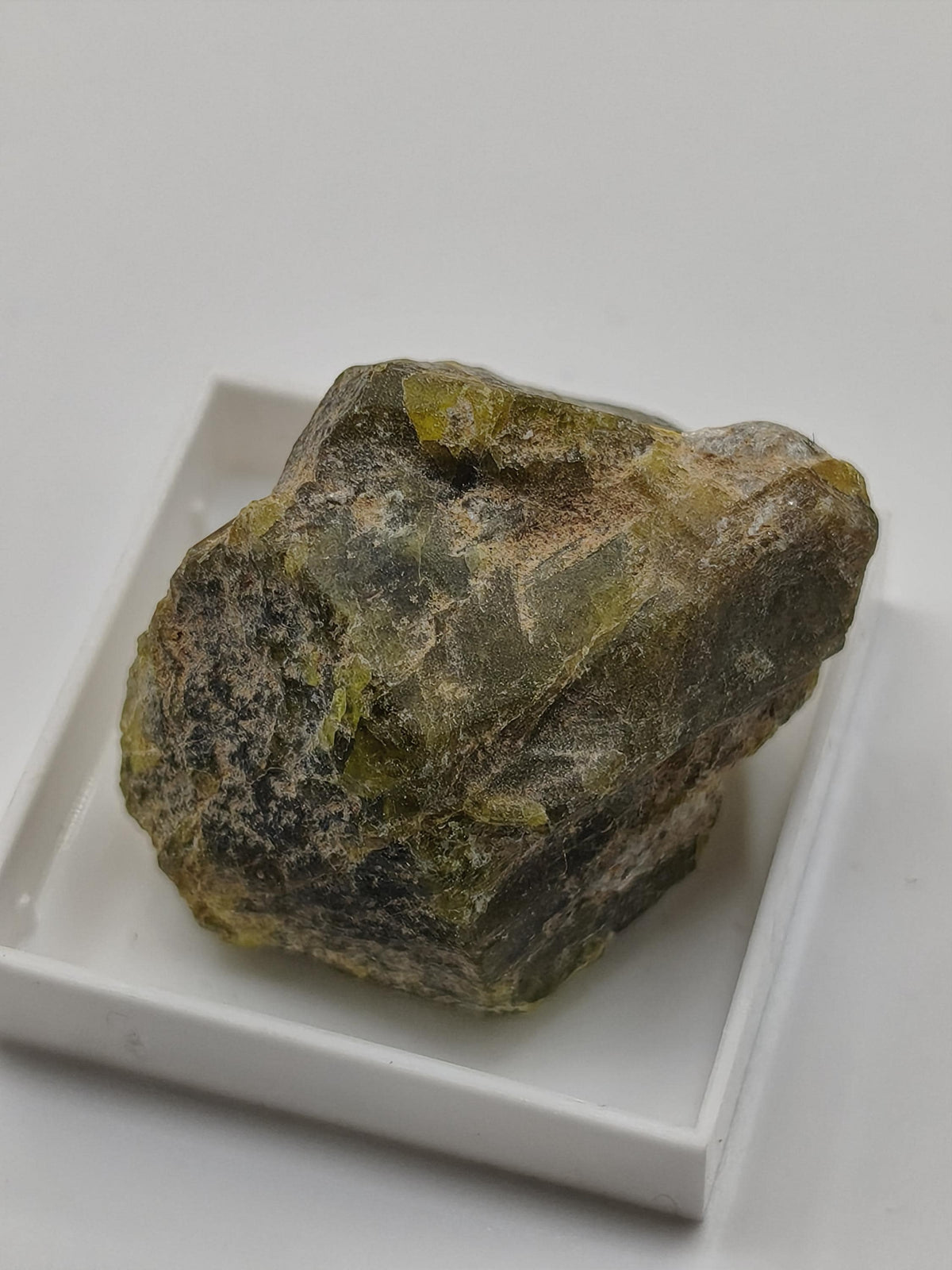 Grüner Beryll Rohkristall 30 mm | Olivgrüner Naturkristall | Seltenes Sammlermineral | Unikat Naturmineral Sammlerstück Selten Kristall